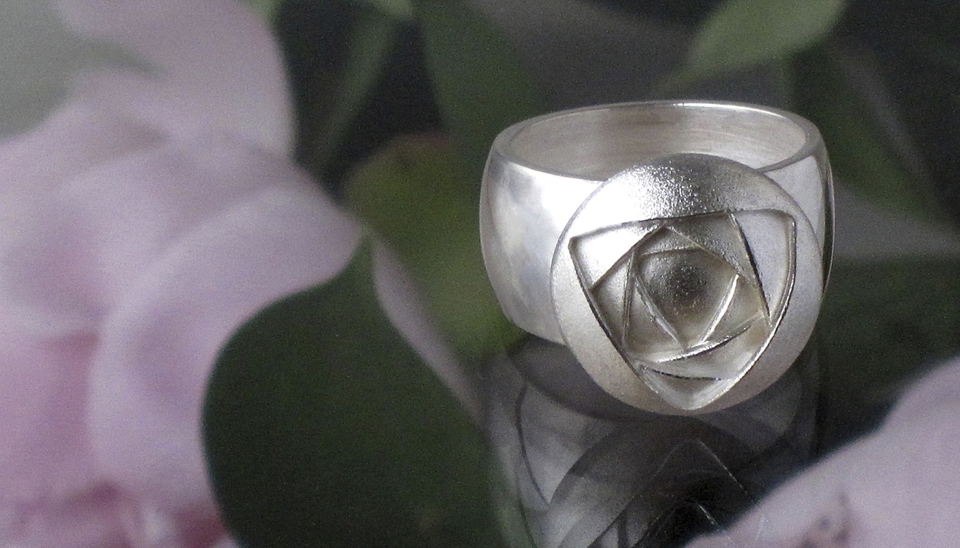 Design Taru Tonder peony handmade silver ring.